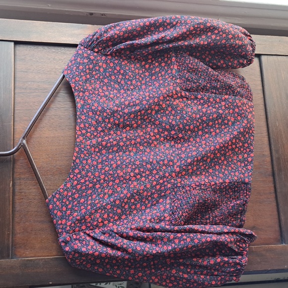 Zara USA S EUR 5 red rose floral elastic waist 1/2 top with puffy sleeves - Picture 4 of 4